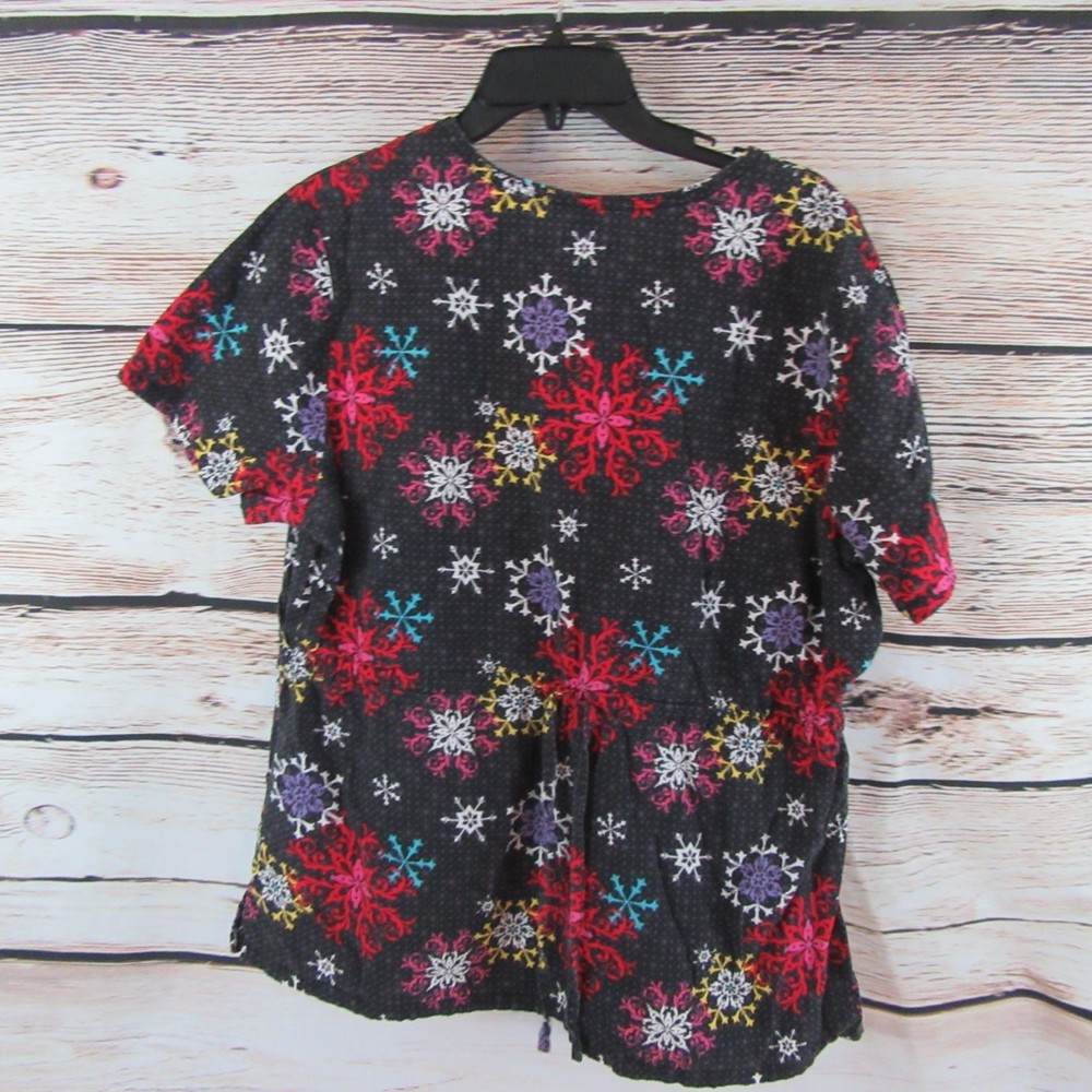 SB Scrubs Women's Large snowflake pattern scrub top
